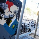 El entrenador del Manchester City, Pep Guardiola y el entrenador del Manchester United José Mourinho, conocidos por su rivalidad, se besan para celebrar la diada de Sant Jordi en este grafiti, obra del artista urbano TVboy