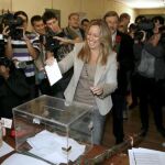 La candidata a representar al PSOE en las elecciones a la Presidencia de la Comunidad de Madrid, Trinidad Jiménez, deposita su voto en la agrupación socialista de Moncloa