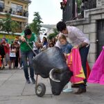 Víctor Barrio, con los niños en El Espinar