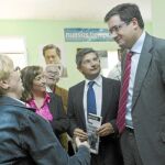 Óscar López escucha a un grupo de simpatizantes socialistas junto al portavoz del PSOE en Toro, Lorenzo Rodríguez