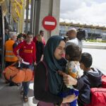 Un grupo de 45 solicitantes de asilo procedentes de Grecia, trece de los cuales serán acogidos en Madrid, a su llegada hoy al aeropuerto de Madrid-Barajas