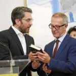 Màxim Huerta (izda.) completó el traspaso de la cartera ministerial con el regalo de «Paraíso inhabitado», de Ana María Matute, a José Guirao / Javier Fdez. Largo