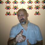 El ilustrador Alejandro Rojas posa ante una de sus obras en la exposición ‘Glitch. Videojuego e ilustración’, que se puede ver en el Centro de las Artes de Sevilla, una revisión de los videojuegos clásicos bajo el prisma de autores modernos.