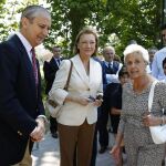 El director general de la Guardia Civil, Arsenio Fernández de Mesa (i), la presidenta en funciones del Gobierno de Aragón, Luisa Fernanda Rudi (c), y Pilar Muro (d), viuda de Publio Cordón, durante el homenaje que se le ha rendido al empresario hoy en Zaragoza