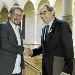 Imagen previa a la reunión que mantuvieron ayer el president, Quim Torra, y el líder de los «comunes», Xavier Domènech, ayer en el Palau de la Generalitat / Efe