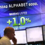 Pantallas electrónicas en Wall Street con la cotización de Alphabet