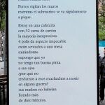 El poema de Bukowski «Cuatro polis» se instaló frente a la comisaría de la Policía Nacional en La Verneda