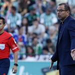 El entrenador del Getafe, Juan Esnáider durante el partido ante el Betis correspondiente a la última jornada de la Liga.
