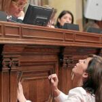 Sánchez-Camacho (dcha.) conversa ayer con la presidenta del Parlamento catalán, Núria de Gispert