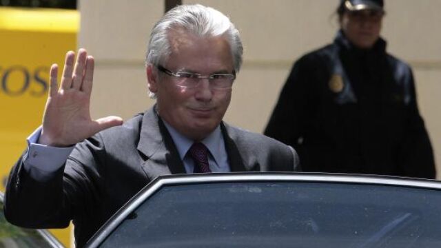 El magistrado suspendido es aplaudido cuando abandonaba la Audiencia Nacional, poco después de conocer la decisión del CGPJ