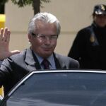 El magistrado suspendido es aplaudido cuando abandonaba la Audiencia Nacional, poco después de conocer la decisión del CGPJ