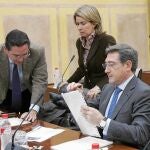 Rafael Carmona (PP) revisa unos papeles junto a Teresa Ruiz Sillero, ayer en comisión