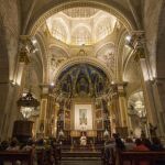 El cardenal arzobispo de Valencia, Antonio Cañizares (c), ha presidido esta noche una vigilia para rezar "por España y su unidad"en la catedral de Valencia.