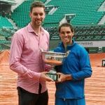 Rafa Nadal comparte la Copa de los Mosqueteros con su amigo Pau Gasol en la Philippe Chatrier
