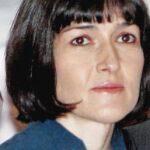 La ministra lució nuevo peinado, vestido azul, cinturón de Loewe, sortija «vintage» y su habitual reloj Hublot de hombre