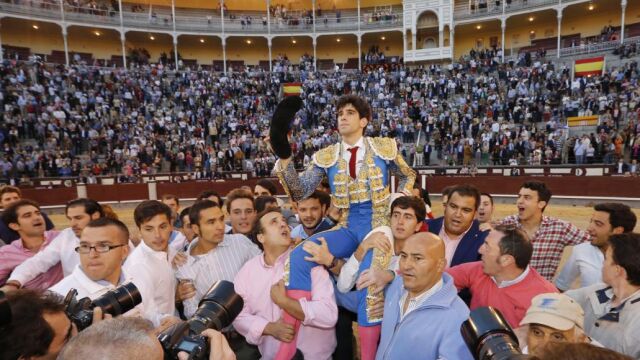 El diestro Alberto López Simón, herido, es sacado en volandas del ruedo de Las Ventas, en la pasada Feria de Otoño