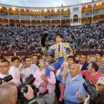 El diestro Alberto López Simón, herido, es sacado en volandas del ruedo de Las Ventas, en la pasada Feria de Otoño