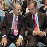 El presidente del grupo Villar Mir, Juan Miguel Villar Mir, conversa con el consejero delegado de Cepsa, Pedro Miró