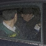 El expresidente de Banesto, Mario Conde, abandona su domicilio detenido por la guardia civil, tras estar presente en los registros realizados por miembros de la UCO, desde las ocho de esta mañana.