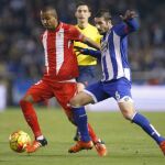 El defensa francés del Sevilla, Timothée Kolodziejczak (i), disputa un balón con el centrocampista del Deportivo, Cani
