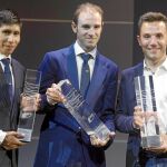 Valverde, con el trofeo de número uno, junto a Purito y Quintana
