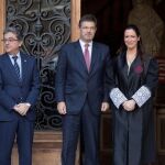 Rafael Catalá junto al delegado del gobierno en Cataluña, Enric Millo, y la decana del colegio de abogados de Barcelona, Maria Eugenia Gay/Efe