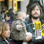 Muchos españoles salieron a saludar al Papa con sus hijos en Barcelona