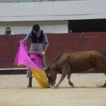El limeño Roca Rey da una verónica a una de las vacas que tentó ayer en el Coliseo Yucatán de Mérida (México)