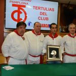 Ivan Fandiño junto al jurado del Diario de Navarra, quien concede este galardón