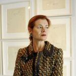 Elena Ochoa, delante de las obras que se exponen en su nuevo espacio artístico
