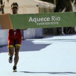 Javier Gómez Noya de España cruza primero la meta