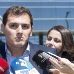 El presidente de Ciudadanos, Albert Rivera, atiende a los medios de comunicación.