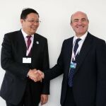 El ministro de Finanzas chino, Lou Jiwei (i) da la mano al ministro de Economía de España, Luis de Guindos (d)