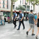 Agentes de la policía autonómica catalana patrullando en Las Ramblas de Barcelona