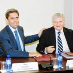 El conseller de Industria (izq) junto al presidente de Cierval, tras la firma de los convenios