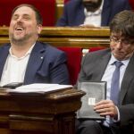 El presidente de la Generalitat de Cataluña, Carles Puigdemont , junto al vicepresidente Oriol Junqueras, durante la sesión matinal de control del parlamento de Cataluña