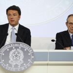 El primer ministro italiano, Matteo Renzi (i) y el ministro de Economía, Pier Carlo Padoan, durante la comparecencia de prensa