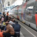 Refugiados esperan para tomar un tren con dirección a Alemania en la estación de Salzburgo