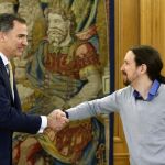 El Rey saluda a Iglesias en el Palacio de la Zarzuela