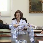 La Reina Sofía junto al presidente de la Fundación de Ayuda contra la Drogadicción (FAD), José Ángel Sánchez Asiaín, y el vicepresidente del Grupo Atresmedia, Maurizio Carlotti