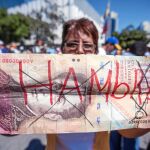 Una mujer protesta en las calles de Caracas ante la falta de productos de primera necesidad