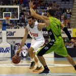 Rudy Fernández (i) con el balón ante el alero del Retabet.es GBC Zoran Vrkic