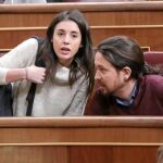 Irene Montero, ayer con Pablo Iglesias durante el Pleno en el Congreso en el que se aprobó la Ley de Igualdad Retributiva de Podemos