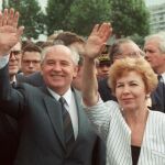 Mijail Gorbachov con su esposa Raisa Gorbachova