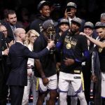 Los Golden State Warrior reciben el Trofeo. Foto: Efe