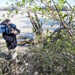 Un cámara de televisión toma imágenes en la zona donde fue encontrado el cuerpo