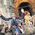 Javier Conde y José Tomás abrieron ayer la Puerta de los Cónsules, en Nimes