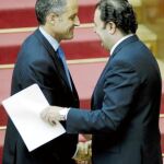 El presidente Camps saluda al vicepresidente Económico