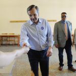El que fuera primer ministro griego Antonis Samaras, hoy, en el momento de votar en el referéndum.