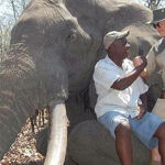 El cazador alemán junto al elefante muerto